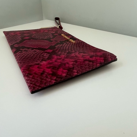 Michael Kors Jet Set Large Zip Clutch
Fuschia Snakeskin Embossed Leather
New